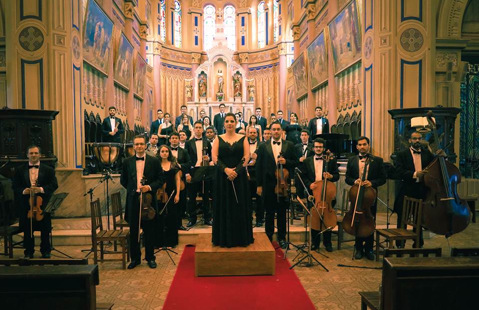 Orquestra e coral da Maison Musique reunidos em uma igreja
