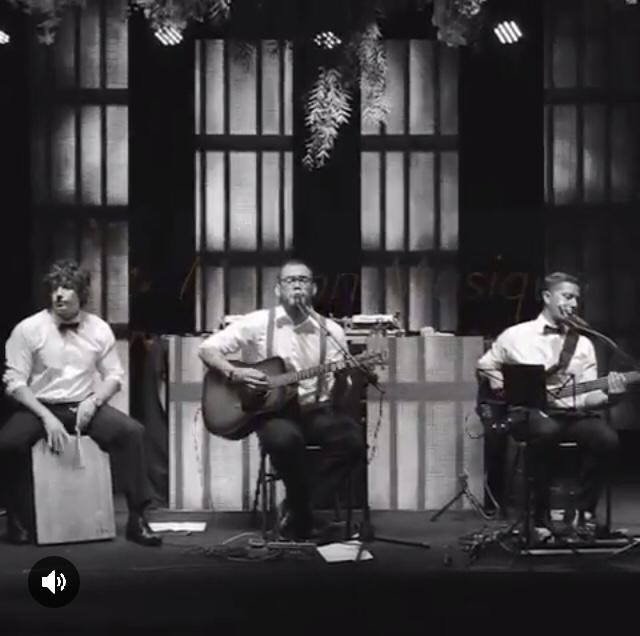 Formação acústica Pop Maison em apresentação ao vivo